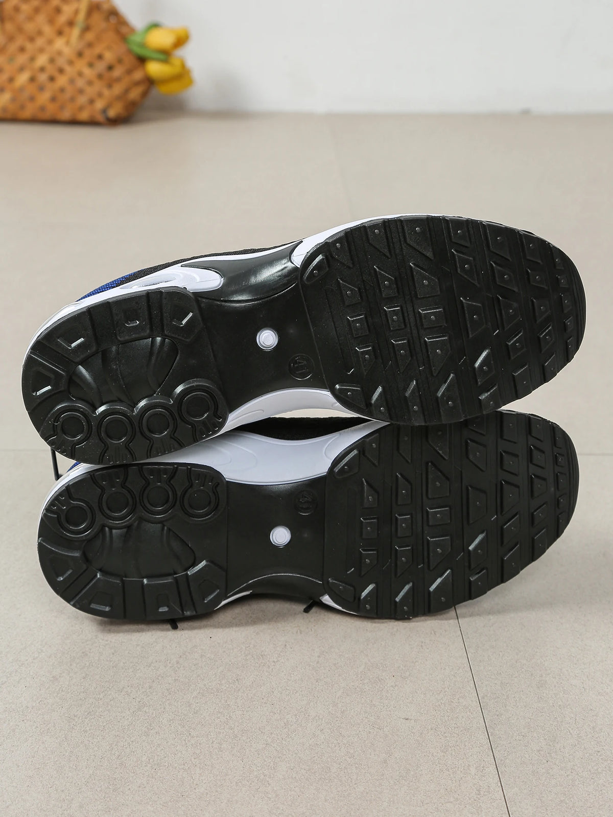 Herrenschuhe: Modische, besonders atmungsaktive Schnür-Laufschuhe – rutschfest, strapazierfähig und mit kissenweichem Tragekomfort – Modische Herren-Sneaker