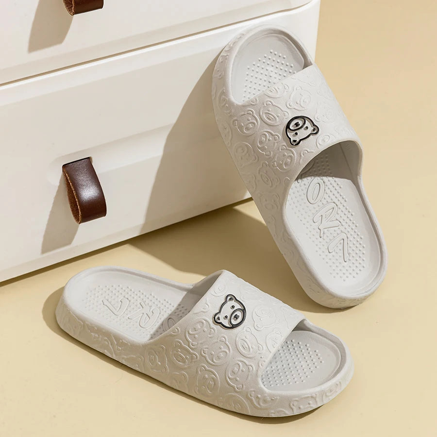 Pantoufles d'été pour hommes et femmes, sandales imprimées petit ours, salle de bain intérieure, antidérapantes, douces, chaussures décontractées pour dortoir, Couple