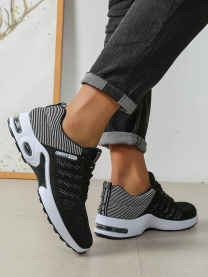 Herrenschuhe: Modische, besonders atmungsaktive Schnür-Laufschuhe – rutschfest, strapazierfähig und mit kissenweichem Tragekomfort – Modische Herren-Sneaker