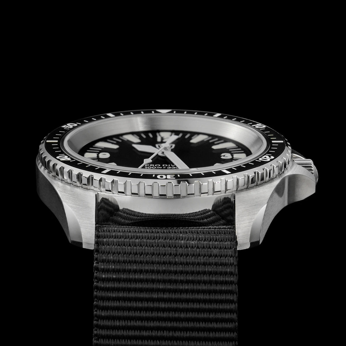 Herenhorloge van roestvrij staal. Vorm van de kast: rond