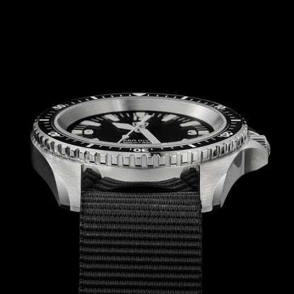 Herenhorloge van roestvrij staal. Vorm van de kast: rond