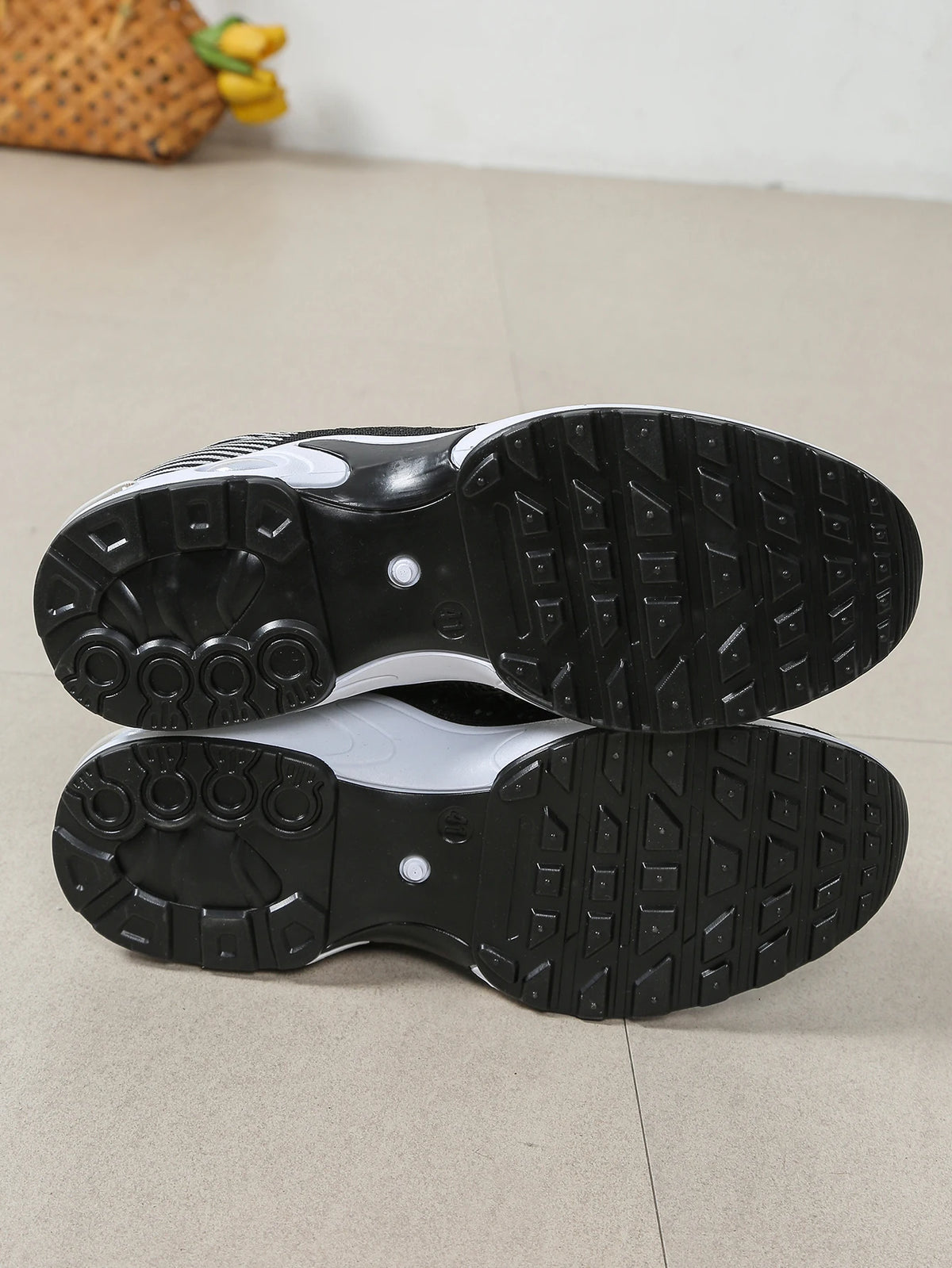 Herrenschuhe: Modische, besonders atmungsaktive Schnür-Laufschuhe – rutschfest, strapazierfähig und mit kissenweichem Tragekomfort – Modische Herren-Sneaker