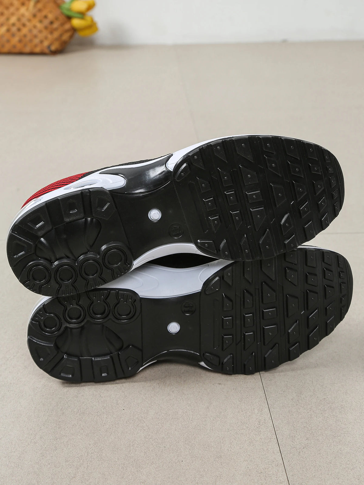 Herrenschuhe: Modische, besonders atmungsaktive Schnür-Laufschuhe – rutschfest, strapazierfähig und mit kissenweichem Tragekomfort – Modische Herren-Sneaker