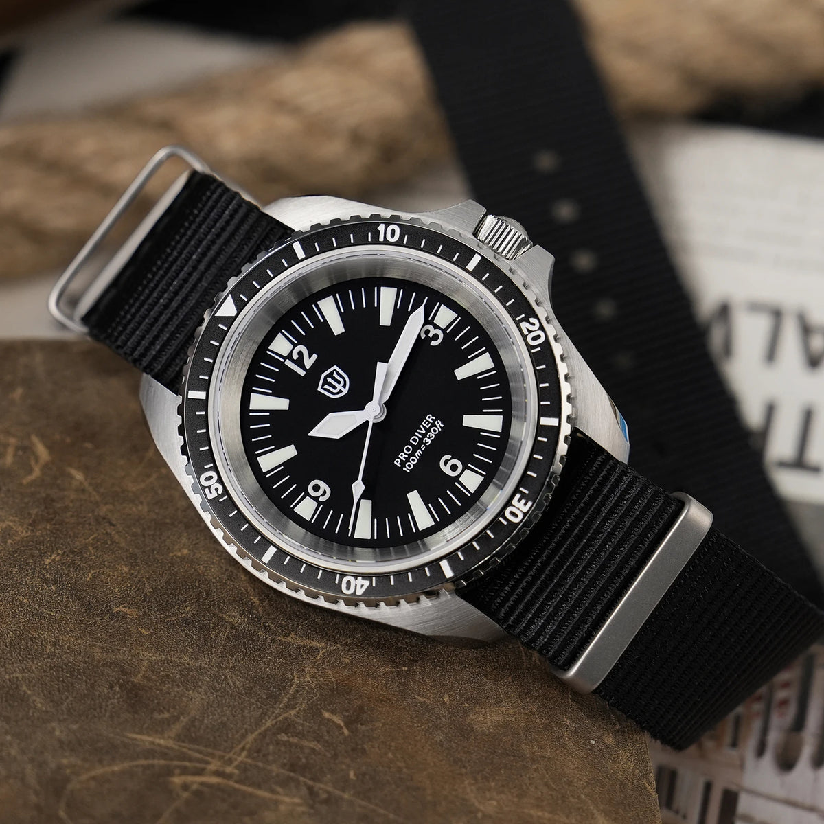 Herenhorloge van roestvrij staal. Vorm van de kast: rond