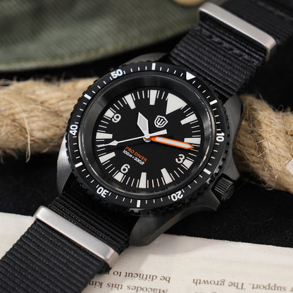 Herenhorloge van roestvrij staal. Vorm van de kast: rond