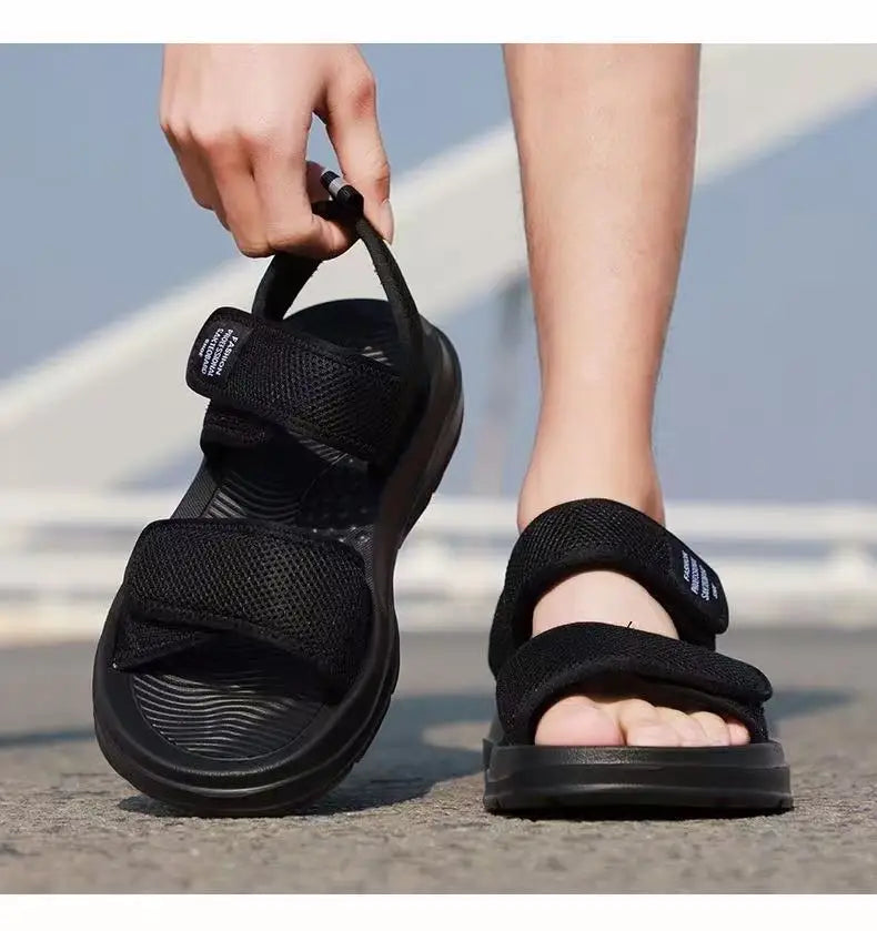 Une paire de sandales de sport simples, légères et neuves, style été, chaussures de conduite antidérapantes pour hommes, chaussures de plage, résistantes à l'usure, grande taille, chaussures à velcro