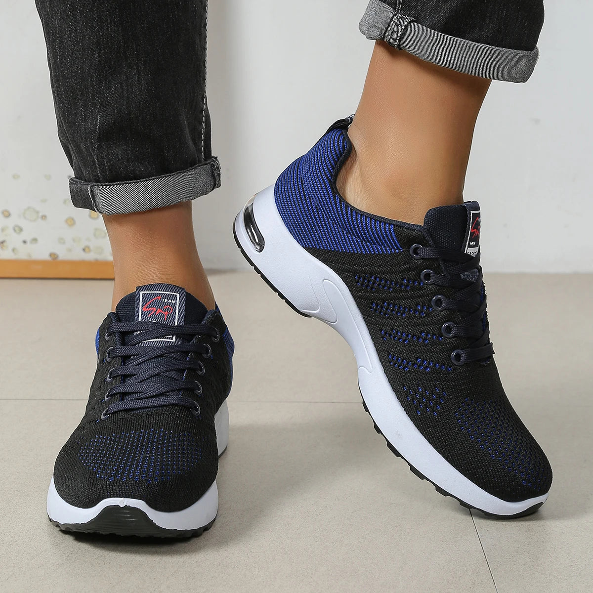 Herrenschuhe: Modische, besonders atmungsaktive Schnür-Laufschuhe – rutschfest, strapazierfähig und mit kissenweichem Tragekomfort – Modische Herren-Sneaker