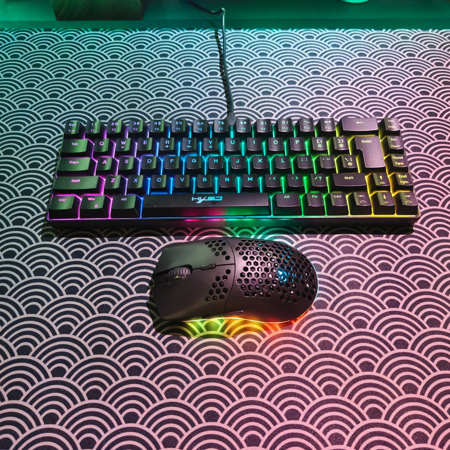 Set gaming portatile HXSJ 60% RGB con tastiera e mouse, tastiera a membrana cablata 68 tasti e mouse wireless leggero a 3 modalità per PC Mac