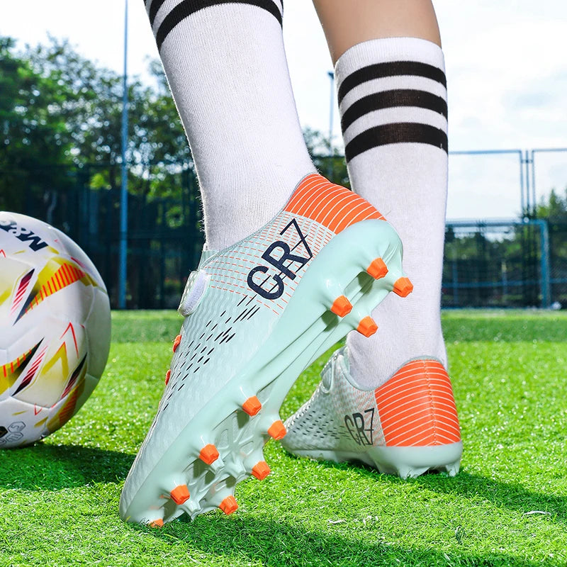 Nouvelles chaussures de football montantes à crampons longs pour adolescents et étudiants, adaptées aux garçons et aux filles, élégantes, durables et tendance