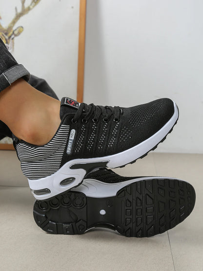 Herrenschuhe: Modische, besonders atmungsaktive Schnür-Laufschuhe – rutschfest, strapazierfähig und mit kissenweichem Tragekomfort – Modische Herren-Sneaker
