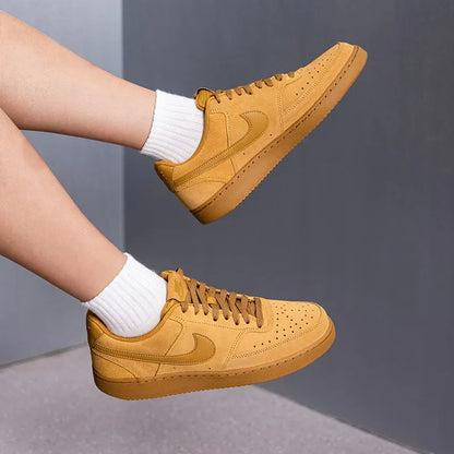 Nike IQ9749-700, baskets classiques pour hommes, modèle décontracté, respirantes, confortables, idéales pour la marche quotidienne et les activités sportives.