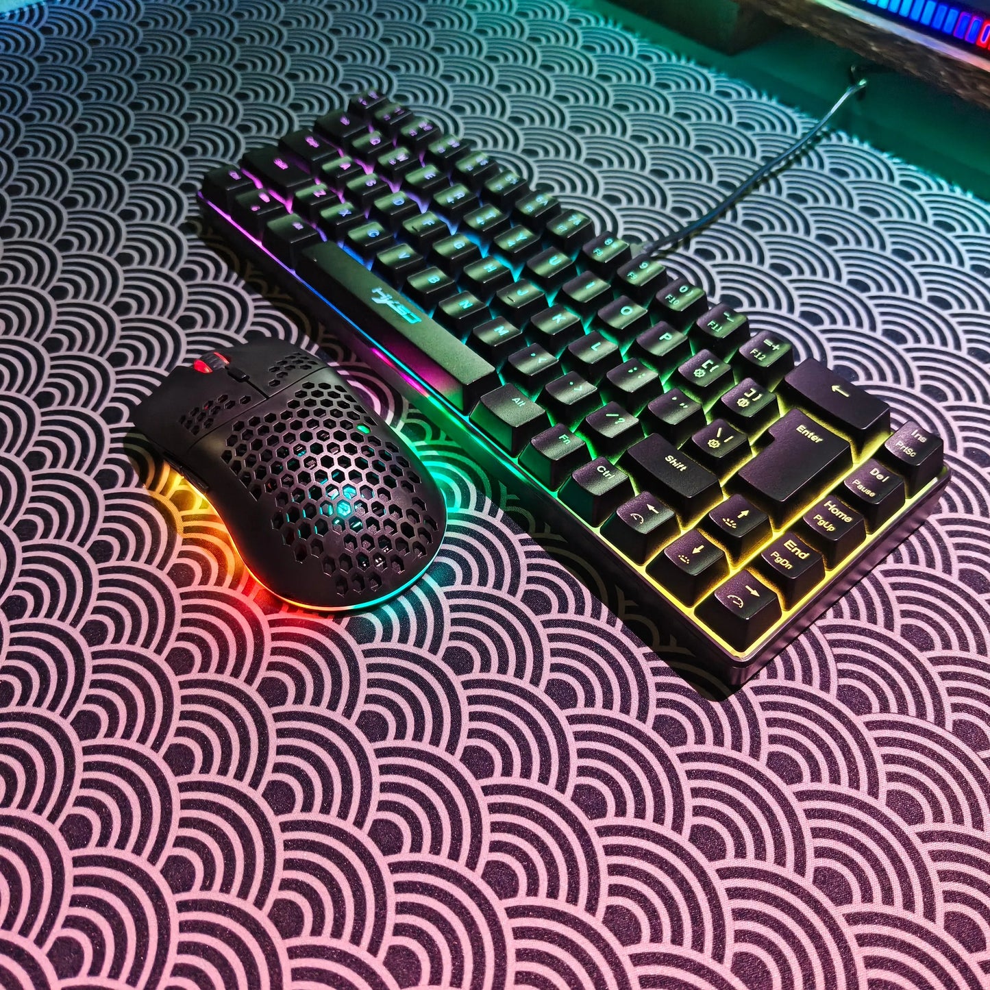 Set gaming portatile HXSJ 60% RGB con tastiera e mouse, tastiera a membrana cablata 68 tasti e mouse wireless leggero a 3 modalità per PC Mac
