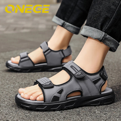 Une paire de sandales de sport simples, légères et neuves, style été, chaussures de conduite antidérapantes pour hommes, chaussures de plage, résistantes à l'usure, grande taille, chaussures à velcro