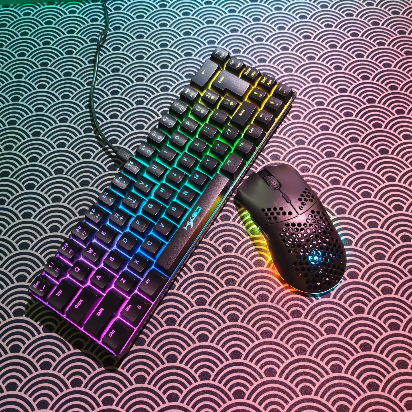 Set gaming portatile HXSJ 60% RGB con tastiera e mouse, tastiera a membrana cablata 68 tasti e mouse wireless leggero a 3 modalità per PC Mac