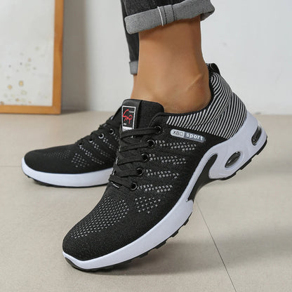 Herrenschuhe: Modische, besonders atmungsaktive Schnür-Laufschuhe – rutschfest, strapazierfähig und mit kissenweichem Tragekomfort – Modische Herren-Sneaker
