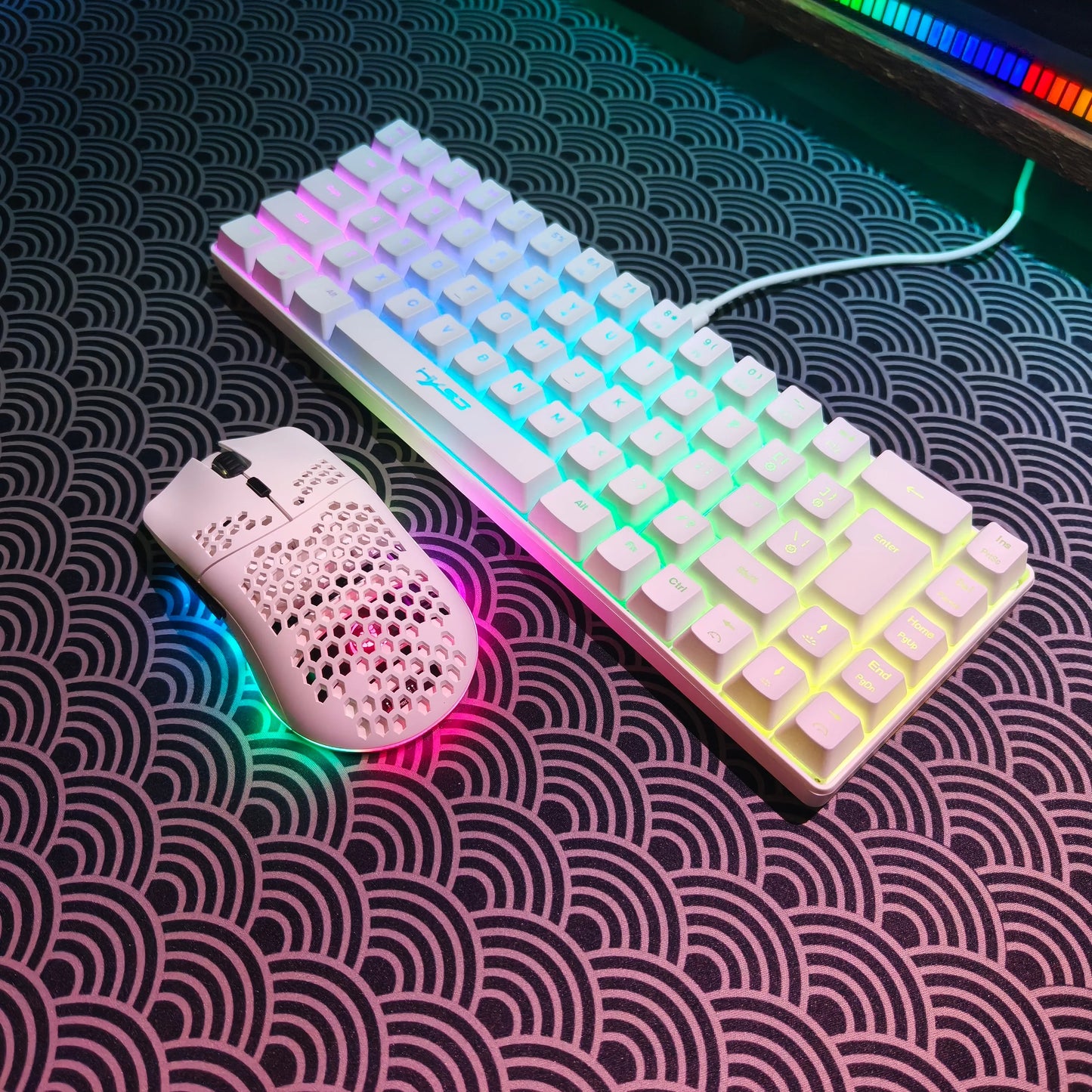 Set gaming portatile HXSJ 60% RGB con tastiera e mouse, tastiera a membrana cablata 68 tasti e mouse wireless leggero a 3 modalità per PC Mac