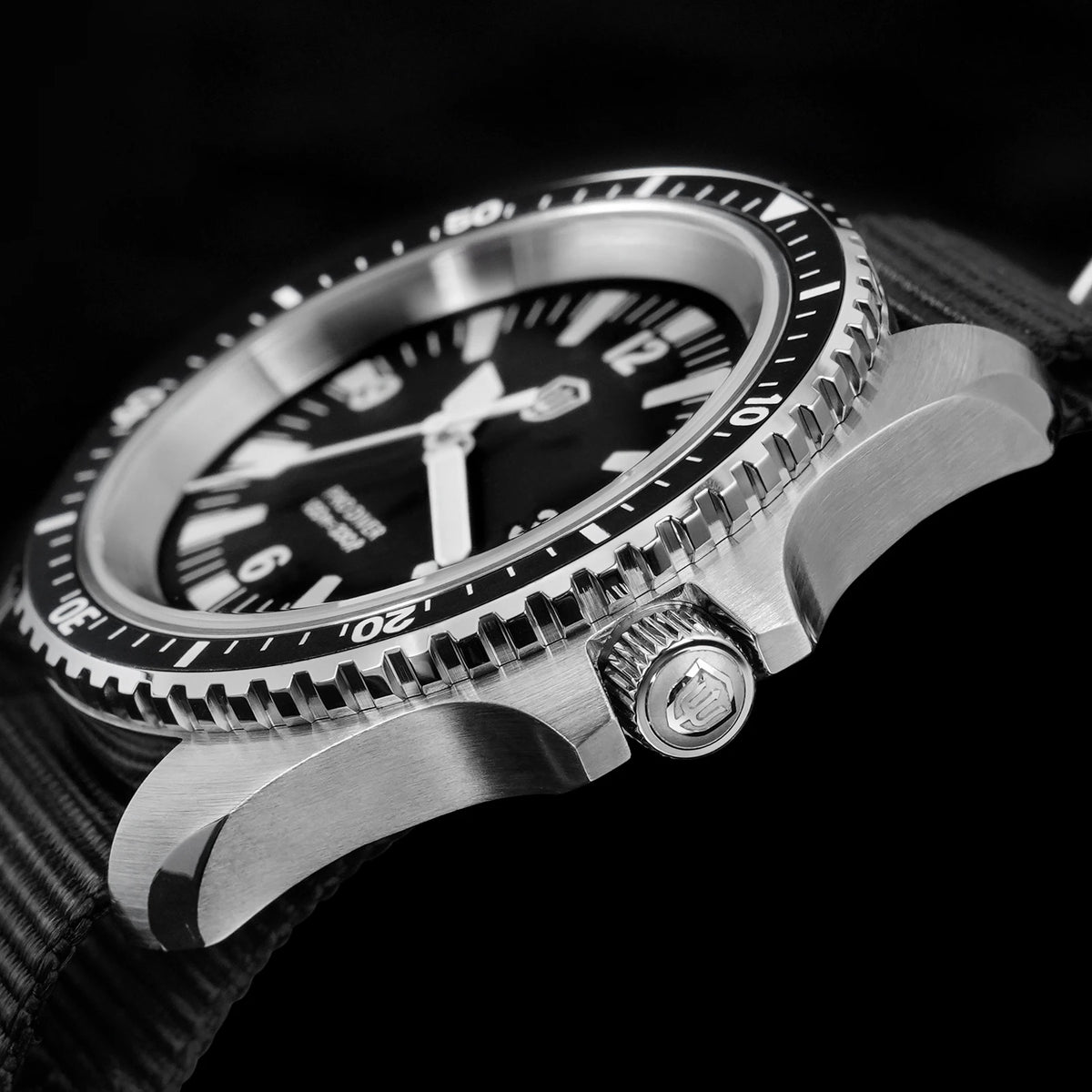 Herenhorloge van roestvrij staal. Vorm van de kast: rond