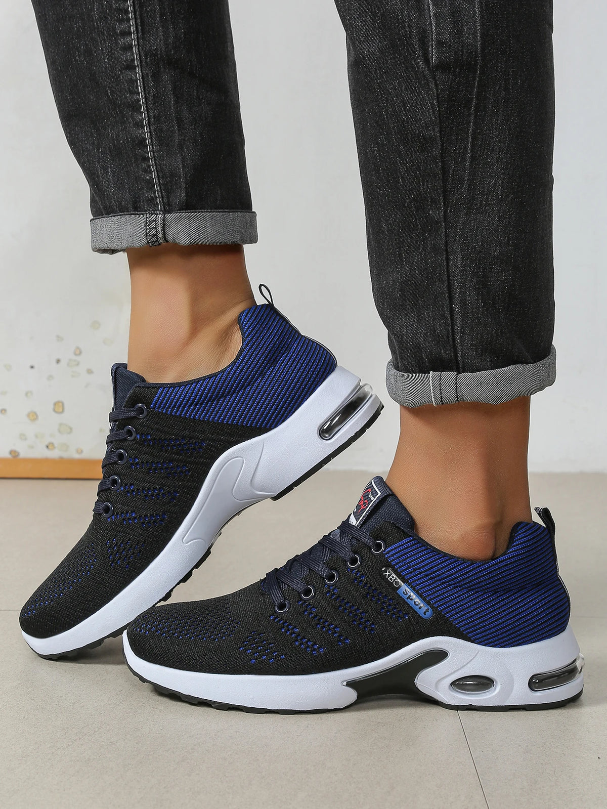 Herrenschuhe: Modische, besonders atmungsaktive Schnür-Laufschuhe – rutschfest, strapazierfähig und mit kissenweichem Tragekomfort – Modische Herren-Sneaker