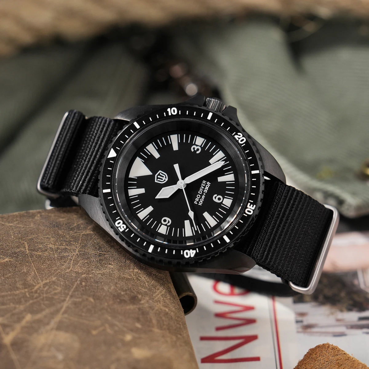 Herenhorloge van roestvrij staal. Vorm van de kast: rond