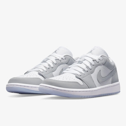 Nike, chaussures de basketball classiques pour hommes et femmes, modèle AIR JORDAN 1 AJ1, référence DC0774-105.