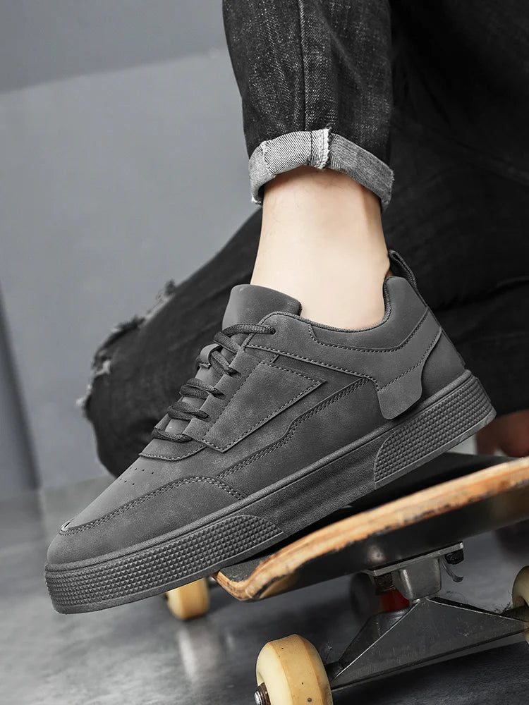 Casual sneakers til mænd: Nye modeller til forår og efterår, street- og skatesko til teenagere, basketballsko til udendørs sport