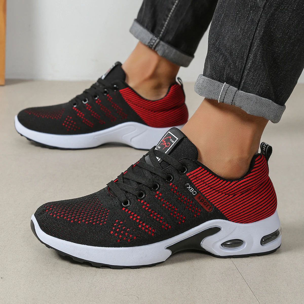Herrenschuhe: Modische, besonders atmungsaktive Schnür-Laufschuhe – rutschfest, strapazierfähig und mit kissenweichem Tragekomfort – Modische Herren-Sneaker