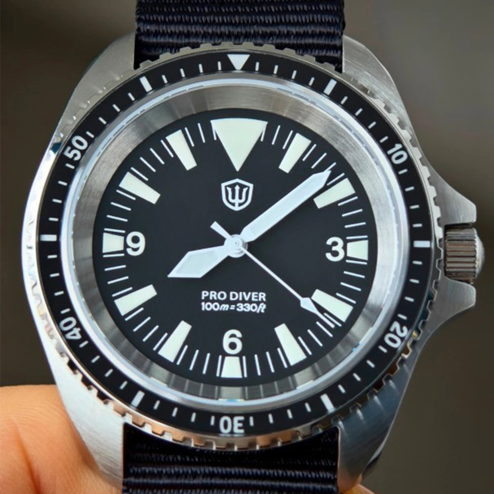 Herenhorloge van roestvrij staal. Vorm van de kast: rond