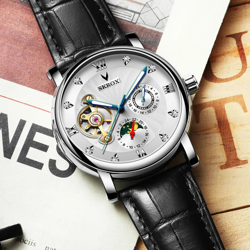 Luxe automatisch mechanisch herenhorloge van een bekend merk, voorzien van een tourbillon, een maanfase-indicator en diamanten – een elegant polshorloge.