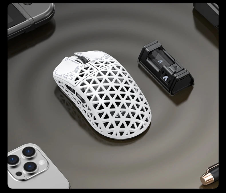 ATTACK SHARK R5 Ultra trådløs gamingmus i kulfiber, PixArt PAW3950MAX-gamingsensor, 42000DPI, 8000Hz, MCU Nordic 52840