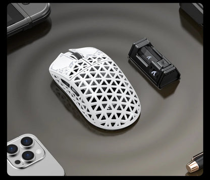 ATTACK SHARK R5 Ultra trådløs gamingmus i kulfiber, PixArt PAW3950MAX-gamingsensor, 42000DPI, 8000Hz, MCU Nordic 52840