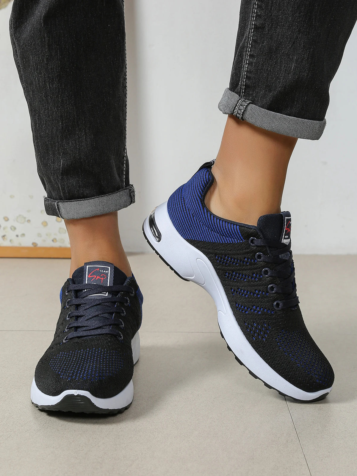 Herrenschuhe: Modische, besonders atmungsaktive Schnür-Laufschuhe – rutschfest, strapazierfähig und mit kissenweichem Tragekomfort – Modische Herren-Sneaker