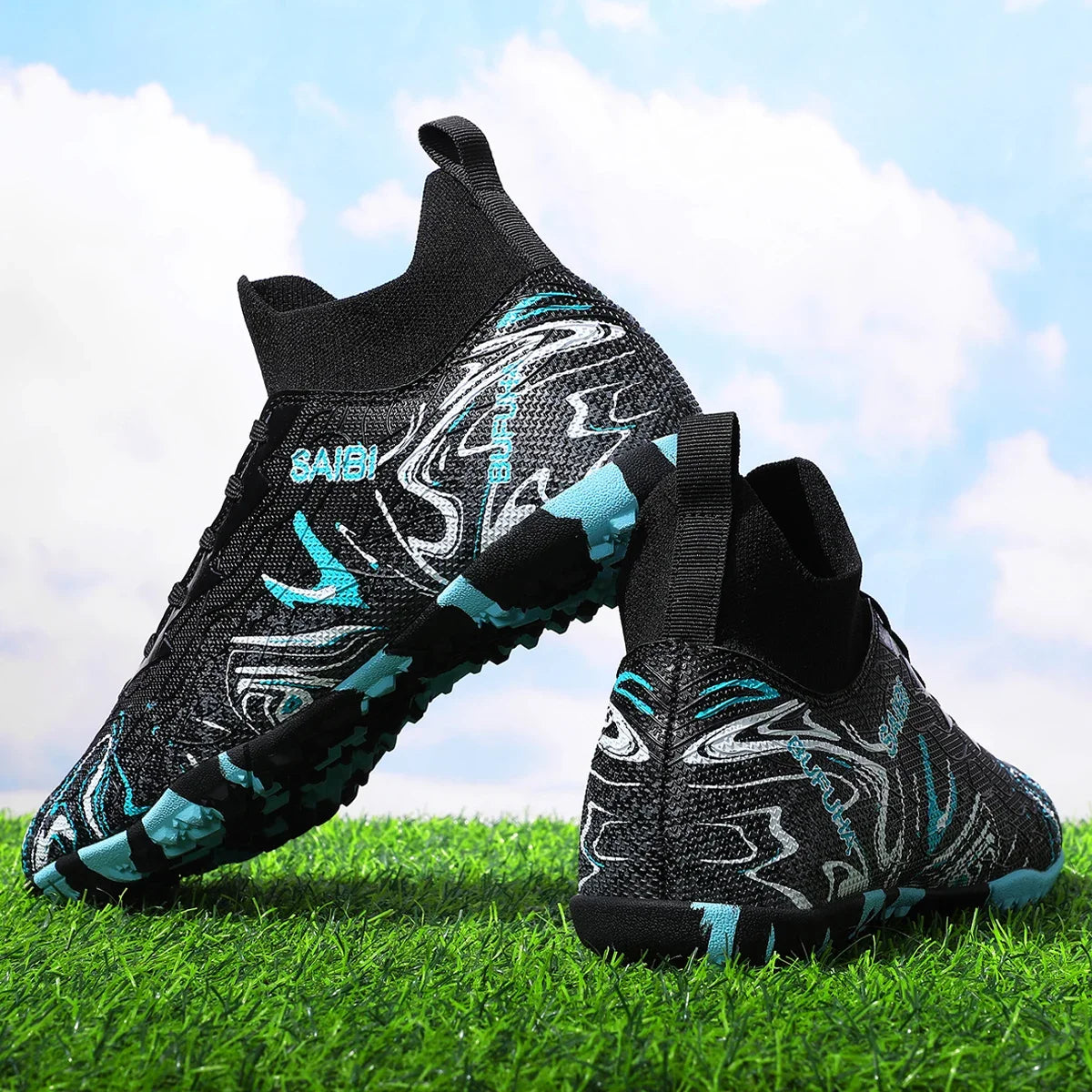 Chaussures de football, sneakers, chaussures de soccer, au-dessus de la cheville mais pas jusqu'au genou, semelle antidérapante à crampons.