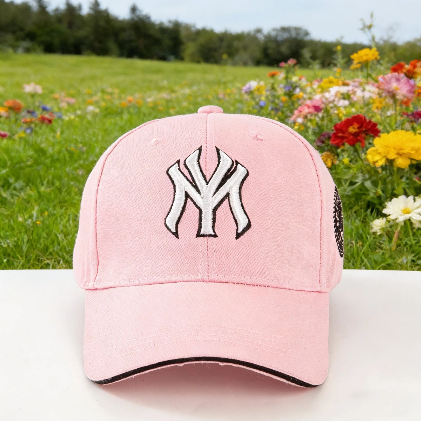 Fashionable baseball cap: Enhance your outdoor Image! Featuring classic New York logos and retro badges, it is both fashionable
