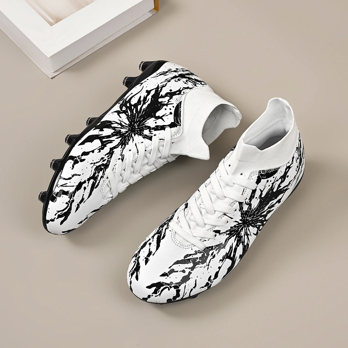 Chaussures de football pour hommes, modèle AG FG, design aérodynamique et léger, excellente adhérence, idéales pour les entraînements quotidiens sur gazon et les matchs de l’équipe de football scolaire.