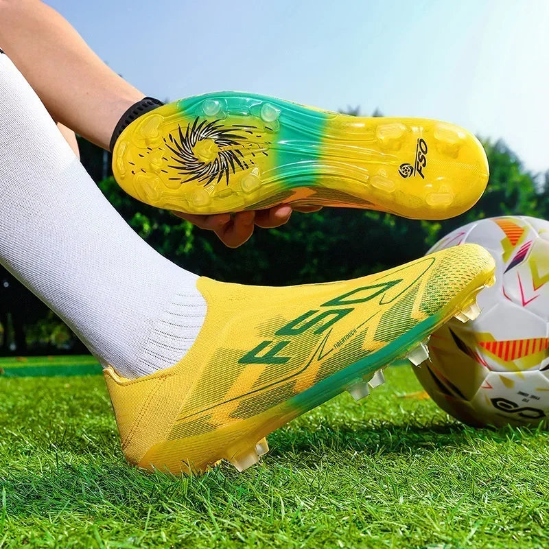 Nouvelles chaussures de football pour hommes, modèle tendance, de haute qualité, mi-hautes, légères, antidérapantes, crampons d'extérieur pour l'entraînement sur gazon.
