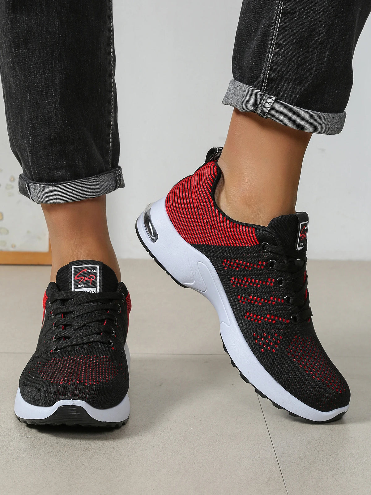 Herrenschuhe: Modische, besonders atmungsaktive Schnür-Laufschuhe – rutschfest, strapazierfähig und mit kissenweichem Tragekomfort – Modische Herren-Sneaker