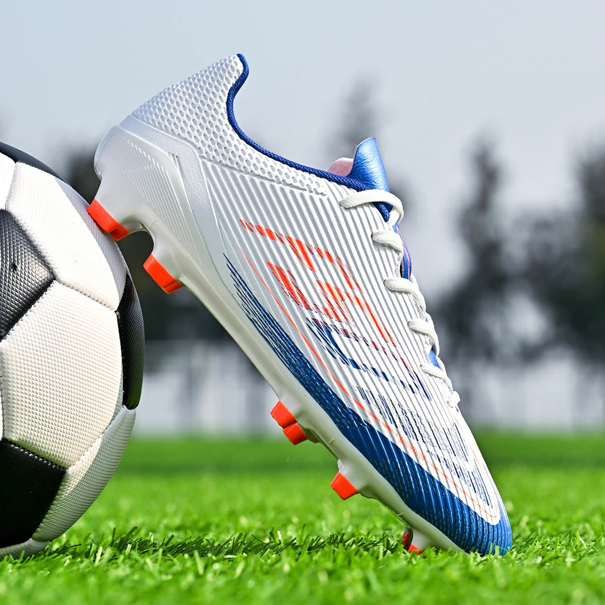 Chaussures de football respirantes pour hommes, chaussures de sport antidérapantes à longues crampons FG/AG pour l'extérieur et l'intérieur, un incontournable pour les fans