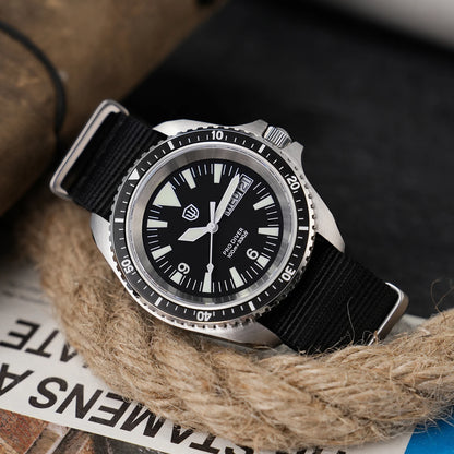 Herenhorloge van roestvrij staal. Vorm van de kast: rond