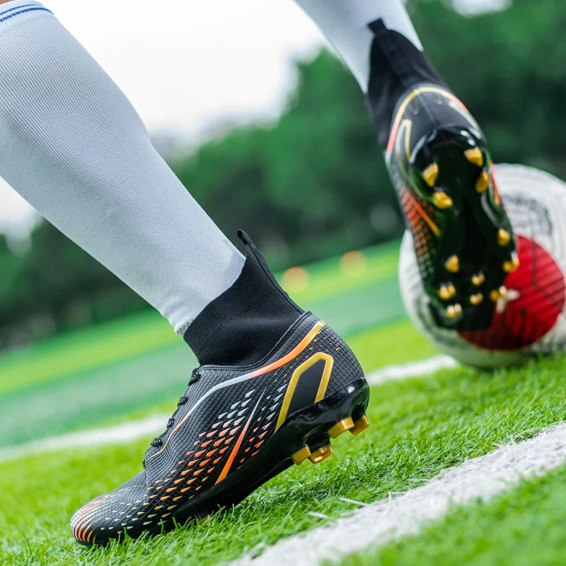 Chaussures de football à crampons longs FG avec col chaussette montante, tige texturée, crampons pour terrain dur, légères, antidérapantes et offrant une bonne adhérence.