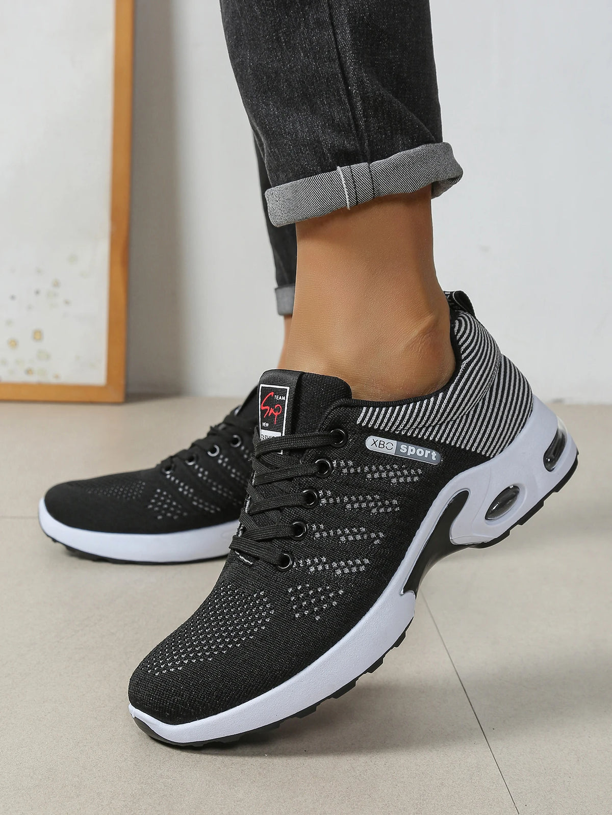 Herrenschuhe: Modische, besonders atmungsaktive Schnür-Laufschuhe – rutschfest, strapazierfähig und mit kissenweichem Tragekomfort – Modische Herren-Sneaker