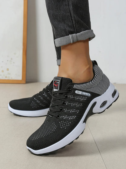Herrenschuhe: Modische, besonders atmungsaktive Schnür-Laufschuhe – rutschfest, strapazierfähig und mit kissenweichem Tragekomfort – Modische Herren-Sneaker