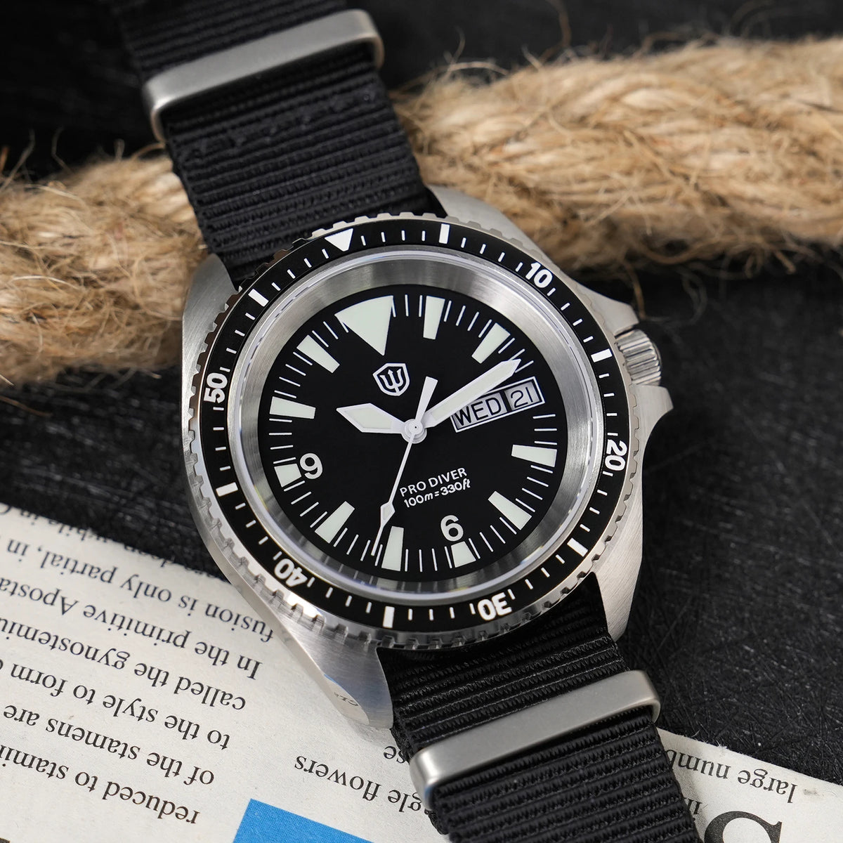 Herenhorloge van roestvrij staal. Vorm van de kast: rond