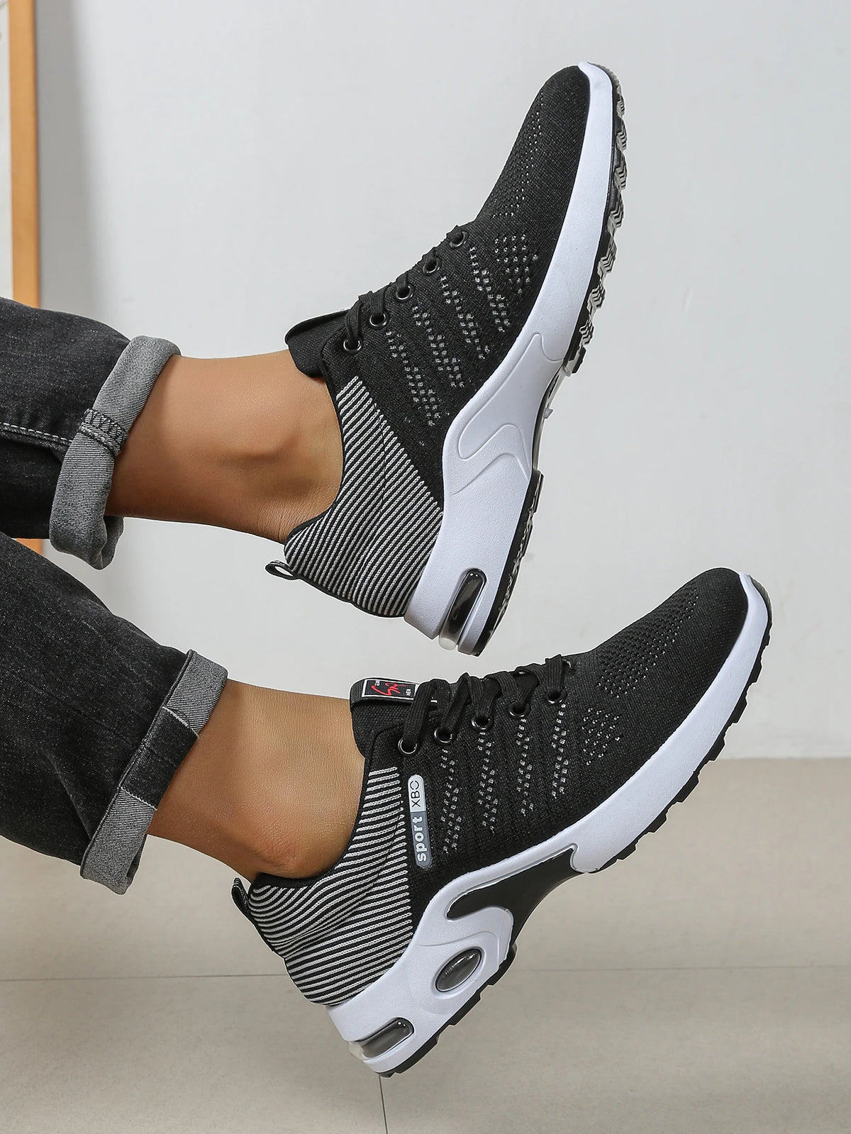 Herrenschuhe: Modische, besonders atmungsaktive Schnür-Laufschuhe – rutschfest, strapazierfähig und mit kissenweichem Tragekomfort – Modische Herren-Sneaker