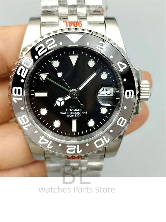Pánské hodinky BLIGER 40 mm NH34 GMT s černě-šedou keramickou lunetou, safírovým sklem, zelenými ručičkami GMT, zeleným nápisem GMT a náramkem typu Jubilee