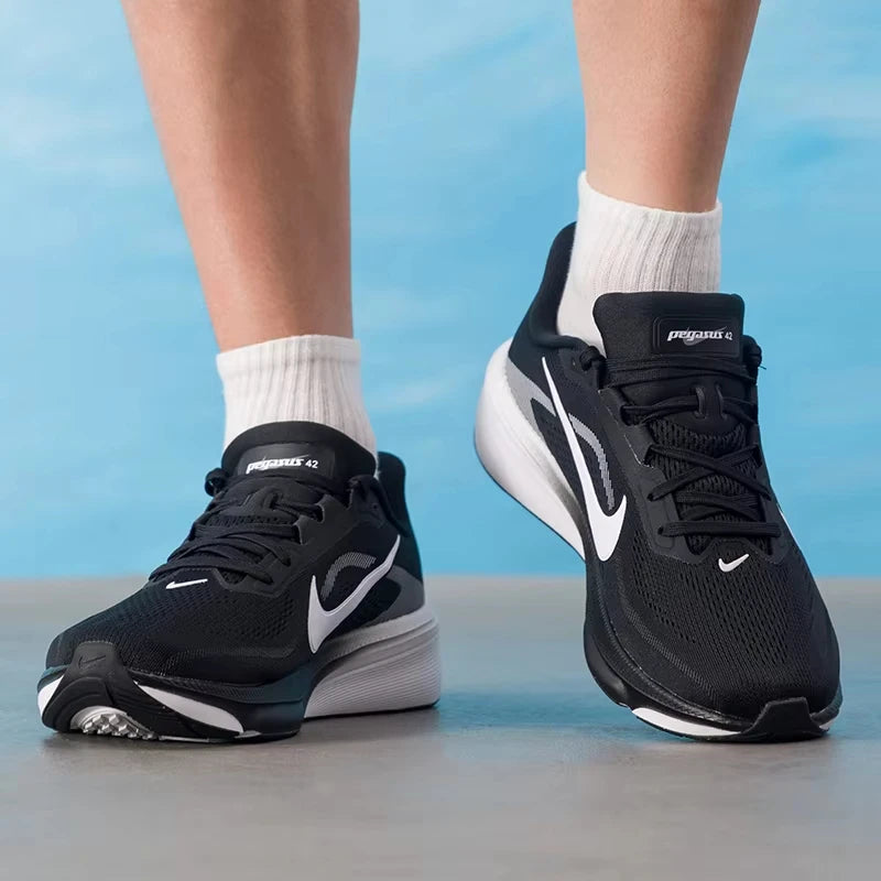 Chaussures de course pour hommes Nike IR1228-001, tige en maille respirante, semelle amortissante, légères, idéales pour la course sur route.