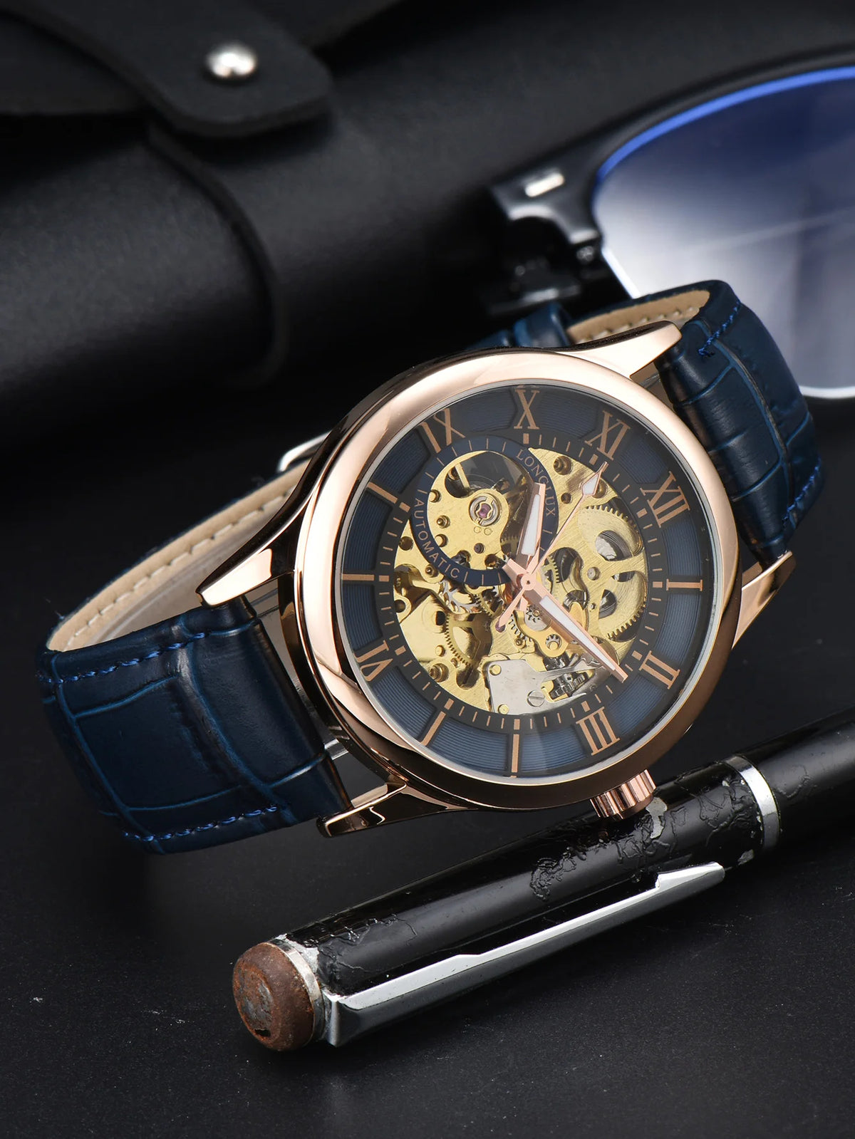 Reloj automático para hombre, estilo de lujo, esfera con números romanos, mecanismo a la vista (esqueleto), resistente al agua, agujas luminiscentes, correa de piel: una opción ideal para regalar.